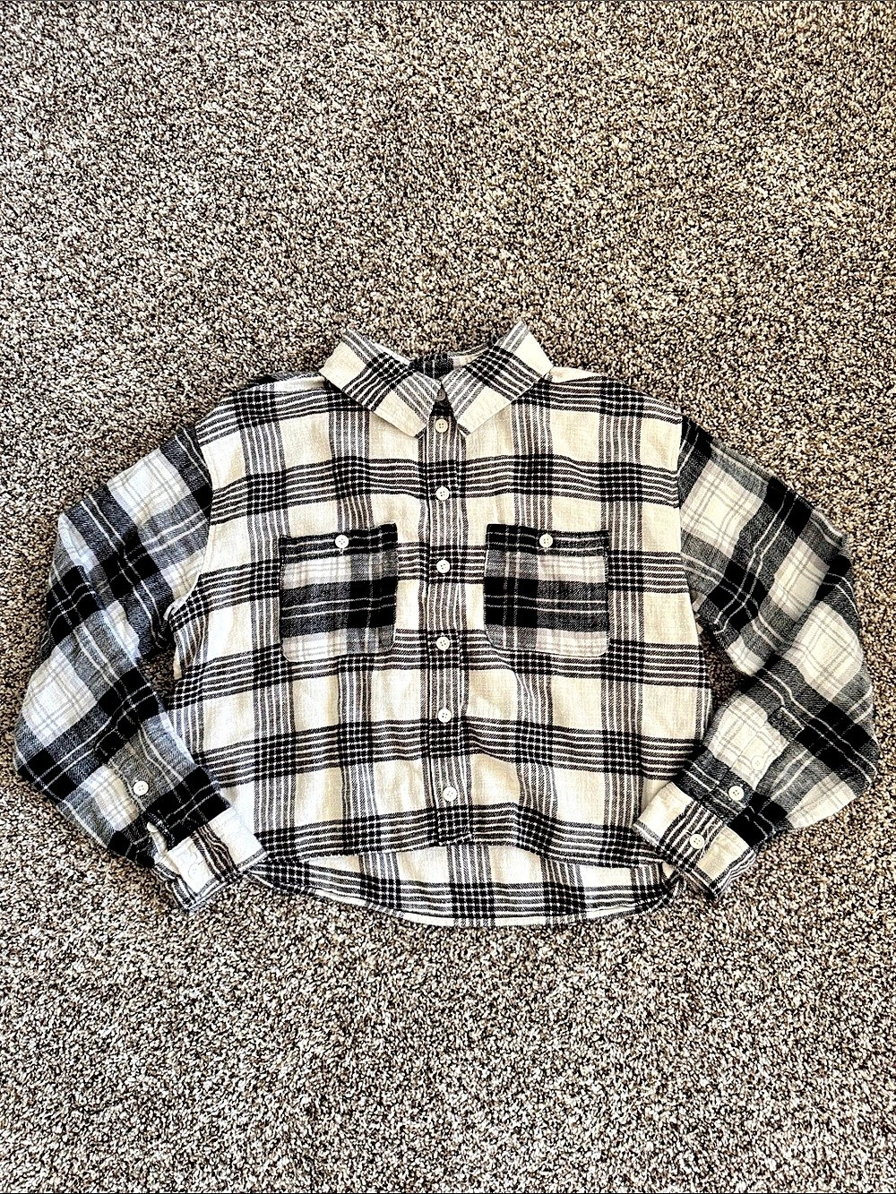 American Eagle Plaid Button Down Shirt in Black & Cream Size Medium